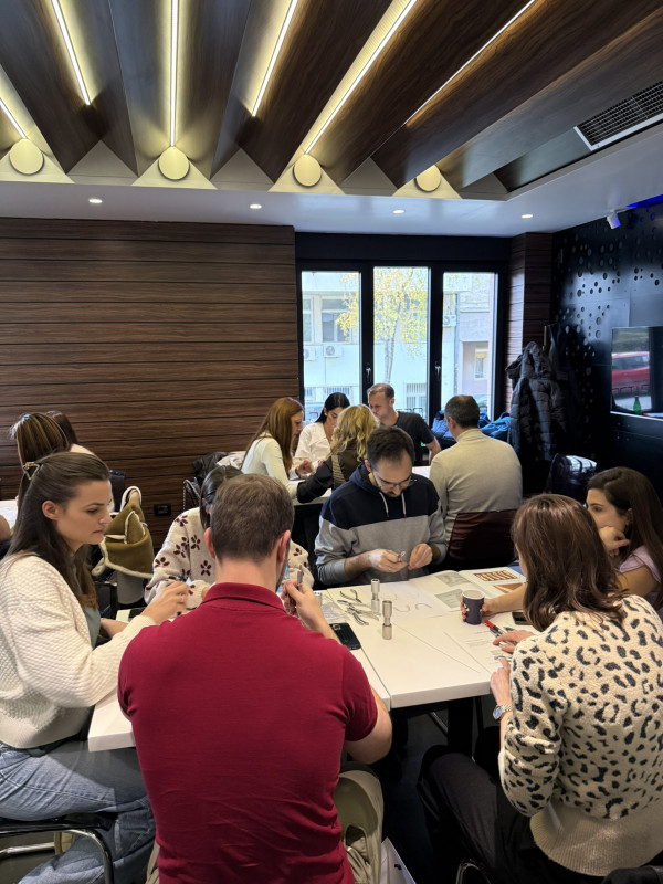 slika učesnika ortodontskog kursa kako izvijaju žice